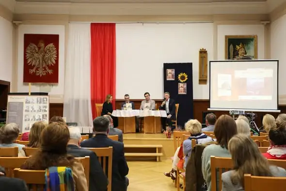 Pszczyna: 280 lat historii I LO w nowej książce „W służbie pszczyńskiej oświacie”