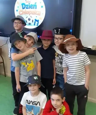 Dzień Chłopaka w SP1 Pszczyna – kapelusze, humor i wspólna zabawa