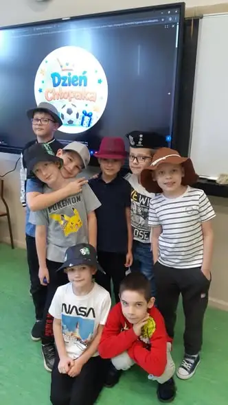 Dzień Chłopaka w SP1 Pszczyna – kapelusze, humor i wspólna zabawa
