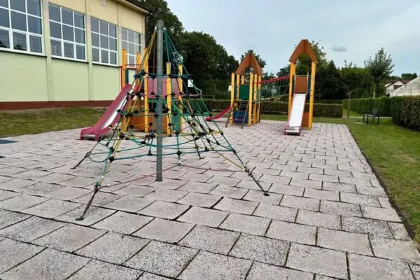 Studzienicki plac zabaw przy szkole wygrywa w Pszczyńskim Budżecie Obywatelskim