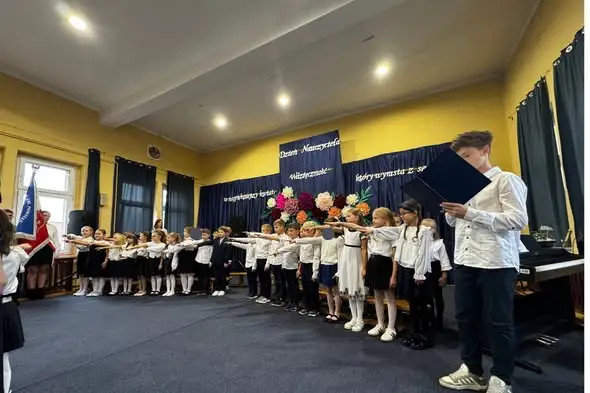 Dzień Edukacji Narodowej w Zespole Szkół w Miedznej – akademia, nagrody i pasowanie pierwszaków