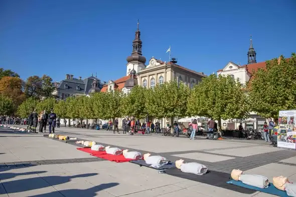 Pszczyna po raz trzeci biła rekord w resuscytacji – ponad 550 uczestników na Rynku