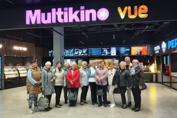 Seniorzy z Kobióra na filmie „Lalka” w Multikinie w Tychach