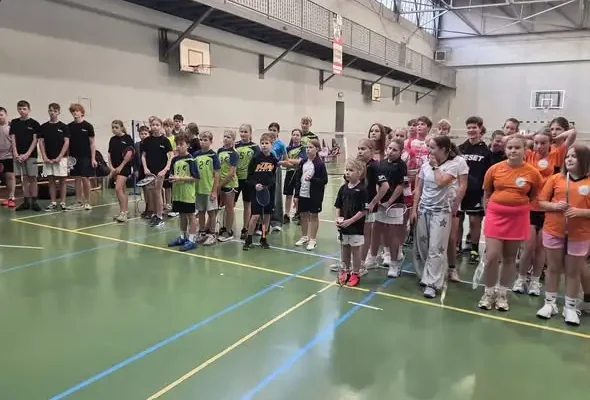 Badminton w Pszczynie: młode zawodniczki i starsi chłopcy awansowali dalej