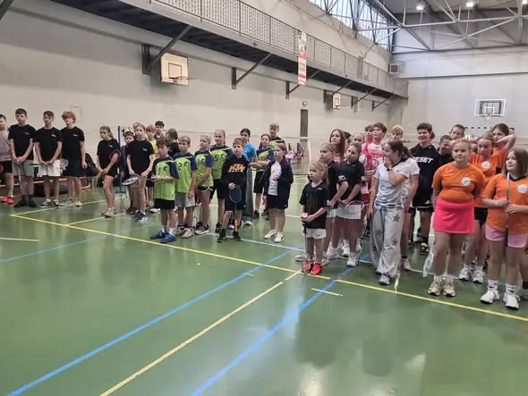 Badminton w Pszczynie: młode zawodniczki i starsi chłopcy awansowali dalej