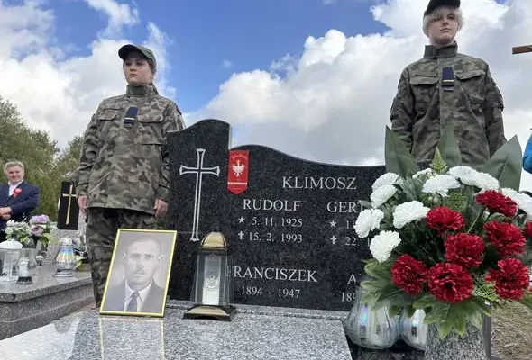 Grób Franciszka Klimosza w Golasowicach oznaczony znakiem „Tobie Polsko”