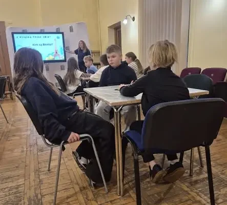 Uczniowie klasy 3b odkrywali Maroko i muzykę Beatlesów w bibliotece