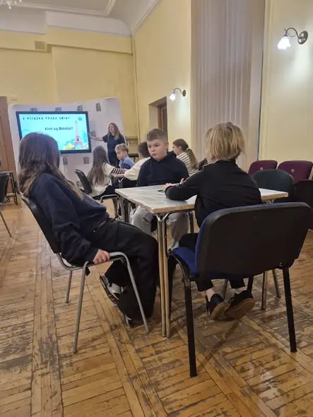 Uczniowie klasy 3b odkrywali Maroko i muzykę Beatlesów w bibliotece