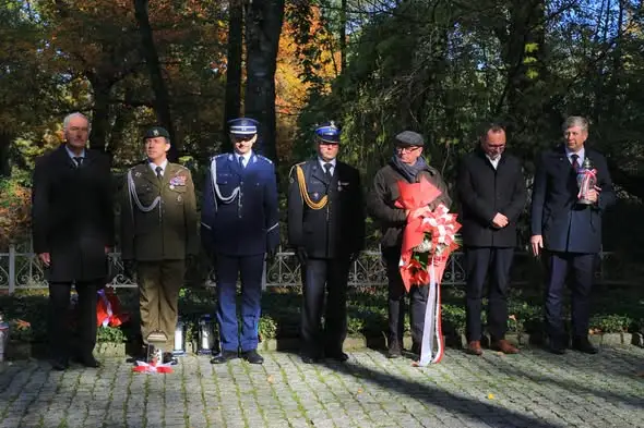 Pszczyna: Władze samorządowe i służby oddały hołd poległym przed Wszystkimi Świętymi