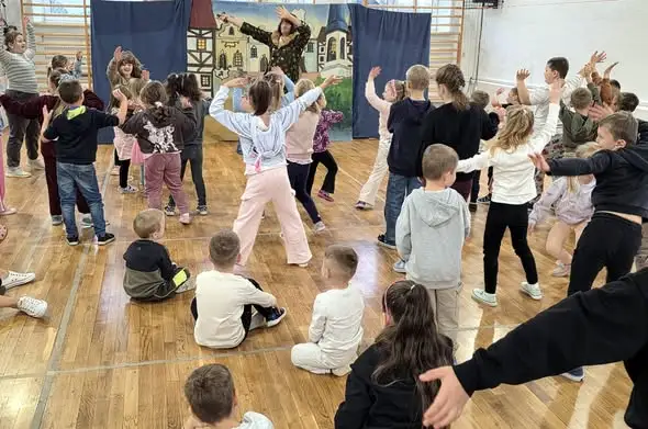 „Złota kaczka” w Pawłowicach – teatralna lekcja o wartościach dla najmłodszych