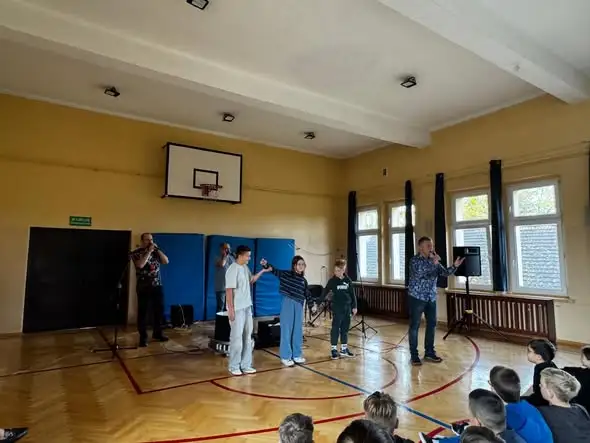Uczniowie z Miedznej odbyli muzyczną podróż przez wieki